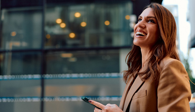 BPI Rendimento 5 anos - maio 2031. Senhora sorridente numa rua de uma cidade cosmopolita.