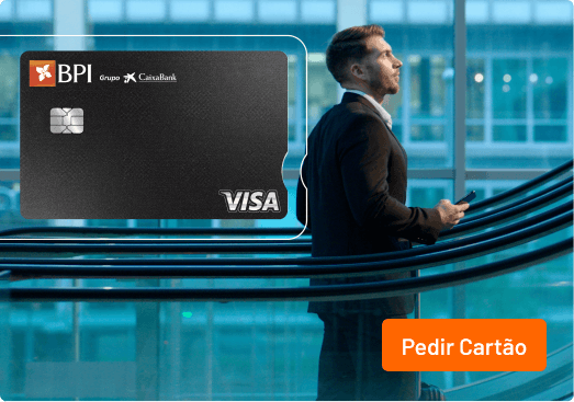 Homem de negócios a caminhar para o lounge do aeroporto para usufruir de uma das várias vantagens em viagens do Cartão de Crédito BPI Platina.