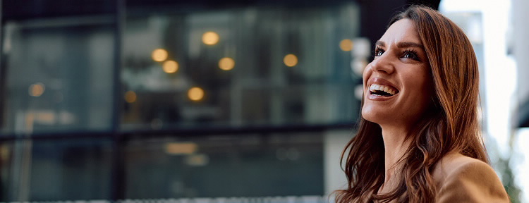 BPI Rendimento 5 anos - maio 2031. Senhora sorridente numa rua de uma cidade cosmopolita.