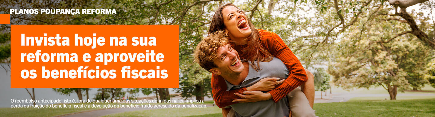 Info: Planos Poupança Reforma. Casal jovem sorridente num parque verdejante.