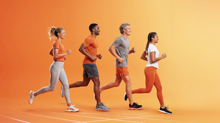 Soluções BPI SMART PPR. Quatro pessoas a correr, em fila indiana, uma maratona.