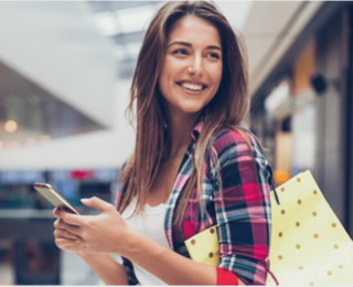 Mulher a aproveitar os descontos do Programa de Benefícios BPI com a BPI App.