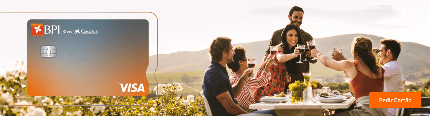 Grupo de amigos a brindar num restaurante ao ar livre, após usufruir das vantagens do Cartão de Crédito BPI Enjoy.