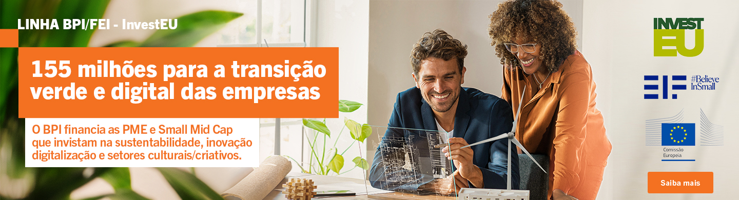 Info: Colaborador e colaboradora de uma empresa a sorrir para um ecrã transparente. Associação à Linha BPI/FEi InvestEU - transição digital