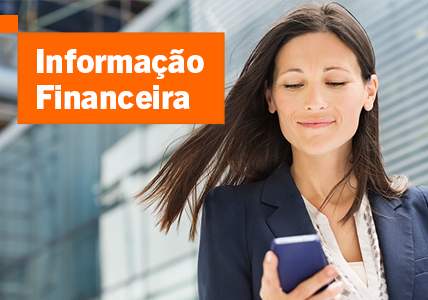 Info: Senhora a visualizar o novo visual de informação financeira no telemóvel.