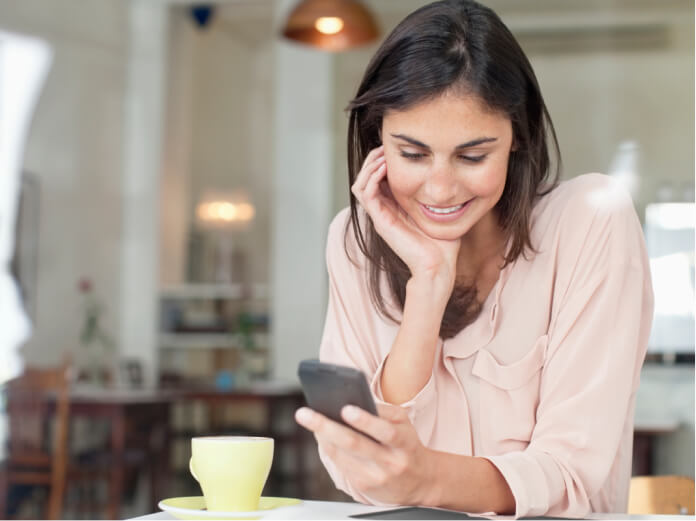 Mulher portuguesa a utilizar o smartphone para domiciliar o seu ordenado na Conta à ordem BPI