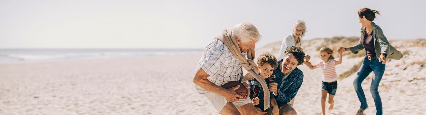 Família a jogar na praia com o seu futuro planeado com o seguro de capitalização BPI Valor Futuro.