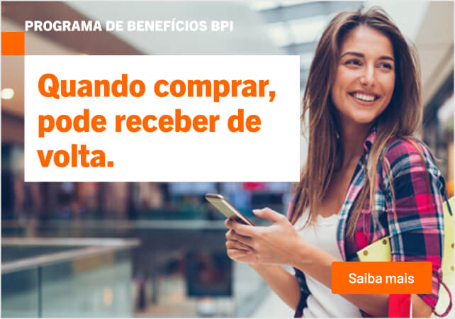 Info: Mulher com telemóvel a usufruir Programa de Benefícios.