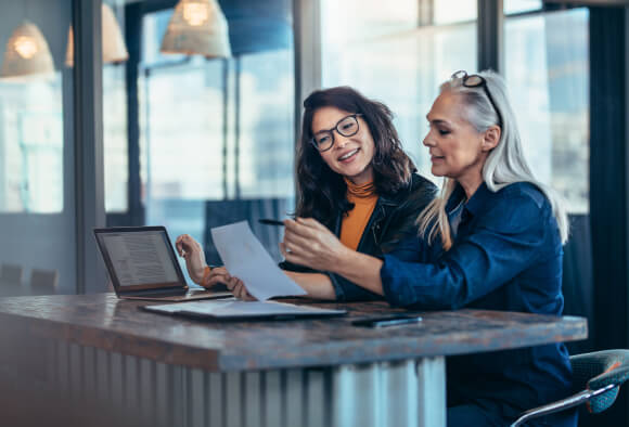 Two women analysing a diversified portfolio. BPI Investment Funds.