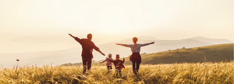 familia no campo ao por do sol