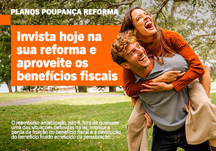 Info: Planos Poupança Reforma. Casal jovem sorridente num parque verdejante.