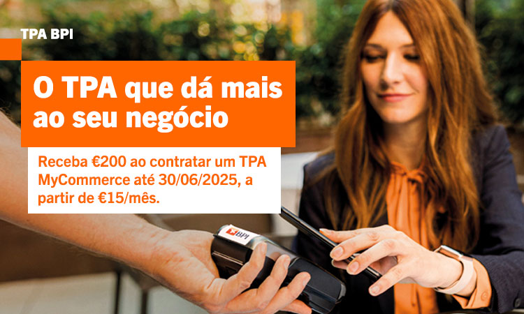 Info: Mulher a fazer pagamento em cartão num TPA.