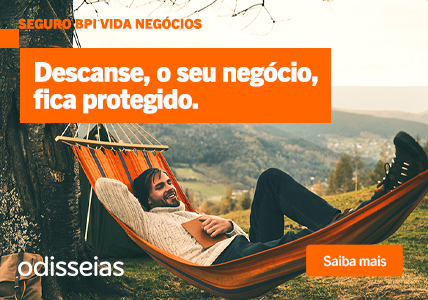 Info: Homem deitado numa cama de rede a descançar na natureza. Voucher odisseias na contratação do Seguro BPI Vida Negócios.