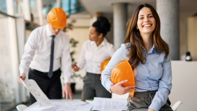 Mulher na construção civil, representa os trabalhadores por conta de outrem do Seguro Allianz Acidentes de Trabalho no BPI.