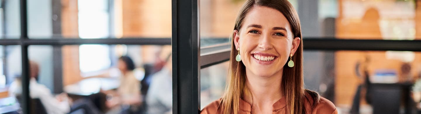 Mulher de negócios em escritório com telemóvel