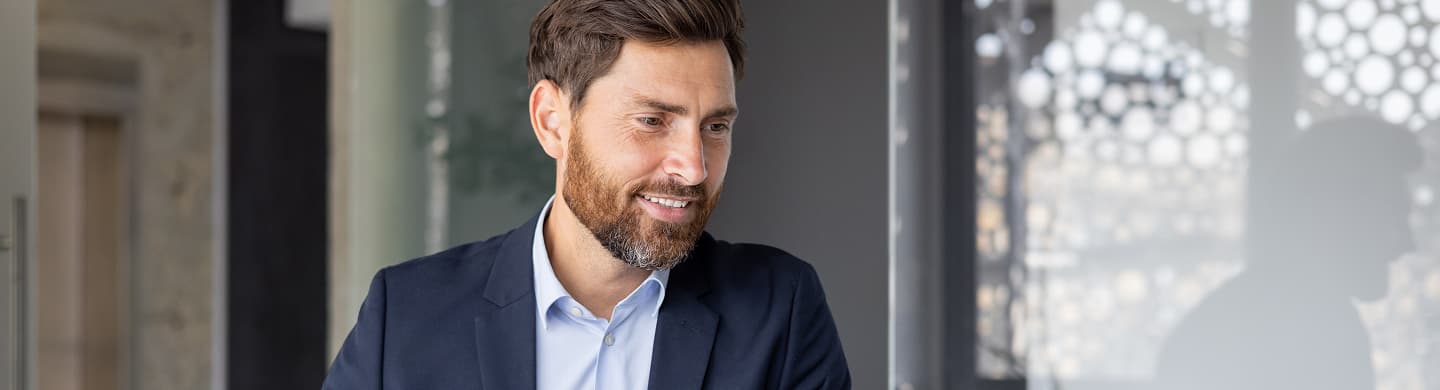 Homem de negócios ao computador